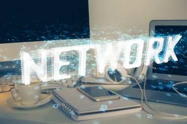 Teknoloji temalı çizim ve bilgisayarla çalışma alanı. Çoklu maruz kalma. Yenilik kavramı.