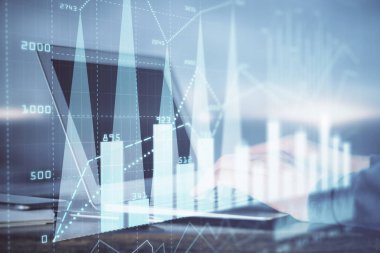 Arka planda bilgisayar üzerinde çalışan bir adamla birlikte çok sayıda piyasa haritasına maruz kaldık. Mali analiz kavramı.