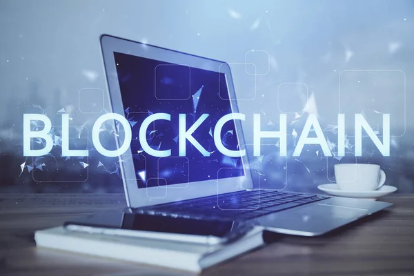 Multi blootstelling van blockchain thema hologram en tafel met computer achtergrond. Concept van Bitcoin crypto valuta. — Stockfoto