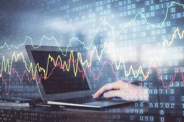 Мультиэкспозиция графика рынка с человеком, работающим на компьютере на заднем плане. Концепция финансового анализа . — стоковое фото