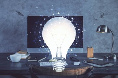 Bilgisayar ofisinde ampul simgesi hologramıyla birlikte. Çoklu maruz kalma. Fikir kavramı.