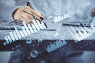 Forex grafik hologramı ile not lar yapan kadın ellerinin çift pozlama. Kavram teknik analizi.