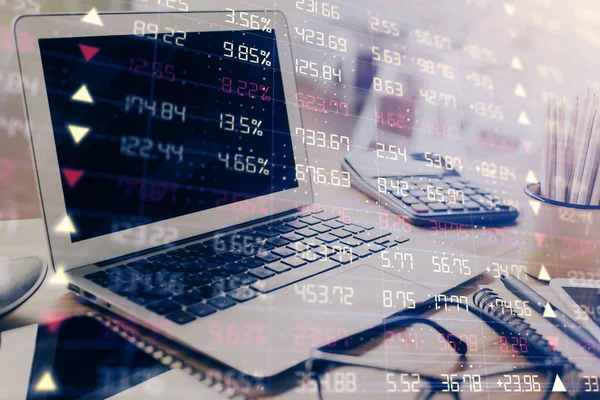 Grafiek van de beurs op de achtergrond met bureau en personal computer. Meervoudige blootstelling. Begrip financiële analyse. — Stockfoto