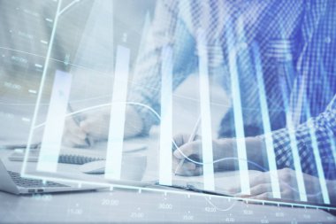 Arka planda bilgisayarda çalışan bir adamla birlikte çok sayıda formasyona maruz kaldık. Pazar analizi kavramı.