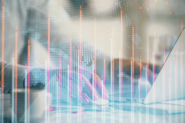 Arka planda bilgisayarda çalışan bir adamla ön x grafiğine iki kez maruz kalıyoruz. Pazar analizi kavramı.