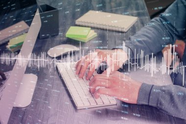 Arka planda ofiste bilgisayarda işadamı yazarak stok grafiği. Analiz kavramı. Çift Pozlama.