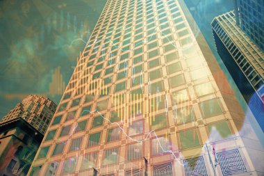 Yüksek binaların arka planında çoklu pozlama olan eski şehir haritası. Finansal araştırma kavramı.