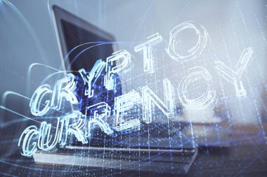 Blockchain temalı holograma ve bilgisayar arkaplanlı masaya çoklu maruz kalma. Bitcoin şifreleme para birimi kavramı.