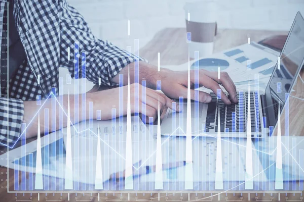 Arka planda bilgisayar üzerinde çalışan adam ile borsa grafiği çoklu pozlama. Finansal analiz kavramı.