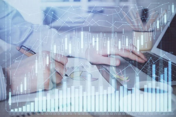 Multi eksponering af aktiemarkedet graf med mand, der arbejder på laptop på baggrund. Begrebet finansiel analyse . - Stock-foto