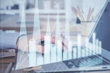 Arka planda bilgisayar üzerinde çalışan bir adamla birlikte çok sayıda piyasa haritasına maruz kaldık. Mali analiz kavramı.