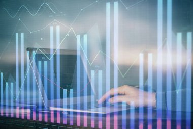 Arka planda bilgisayar üzerinde çalışan bir adamla birlikte çok sayıda piyasa haritasına maruz kaldık. Mali analiz kavramı.