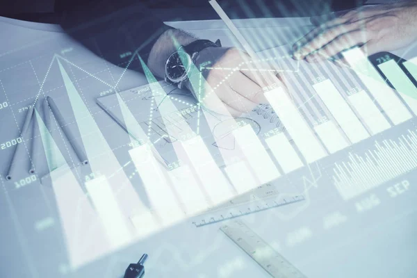 Doble exposición de las manos del hombre escribiendo notas del mercado de valores con el gráfico de divisas . —  Fotos de Stock