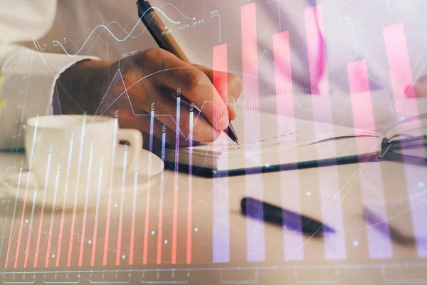 Doppelbelichtung der Hände, die Notizen des Aktienmarktes mit Devisendiagramm schreiben. — Stockfoto