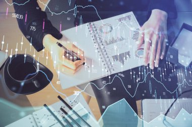 Forex grafik huds ile notlar yapma ellerin çoklu pozlama. Borsa konsepti.