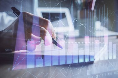 Finansal grafikler WOMANS el notları arka plan alarak görüntülenir. Araştırma kavramı. Çift Pozlama