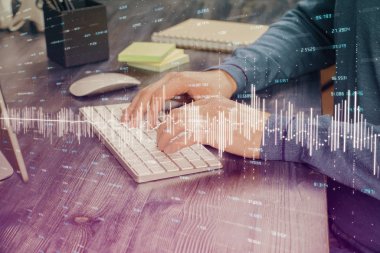 Arka planda ofiste bilgisayarda işadamı yazarak stok grafiği. Analiz kavramı. Çift Pozlama.