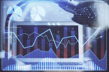 Finansal tablo çizimi ve arka planda bilgisayar olan bir tablo. Çoklu maruz kalma. Uluslararası pazarlar kavramı.