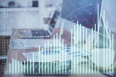 Forx çizelgesine ve bilgisayarla çalışma alanına çoklu maruz kalma. Uluslararası çevrimiçi ticaret kavramı.