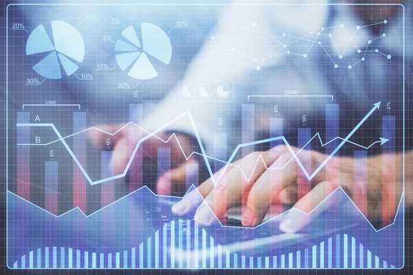 Forex-Graph mit Geschäftsmann Tippen auf dem Computer im Büro auf dem Hintergrund. Konzept der Analyse. Doppelbelastung. — Stockfoto