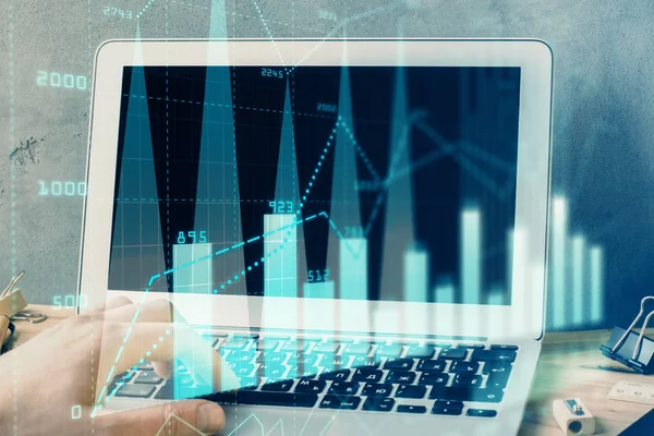 Devisendiagramm mit Geschäftsmann, der am Laptop im Hintergrund arbeitet. Konzept der Fleißarbeit. Mehrfachbelichtung. — Stockfoto