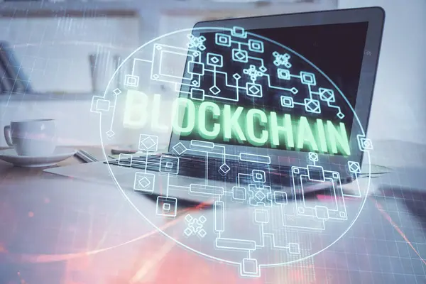 Blockchain temalı holograma ve bilgisayar arkaplanlı masaya çoklu maruz kalma. Bitcoin şifreleme para birimi kavramı. — Stok fotoğraf