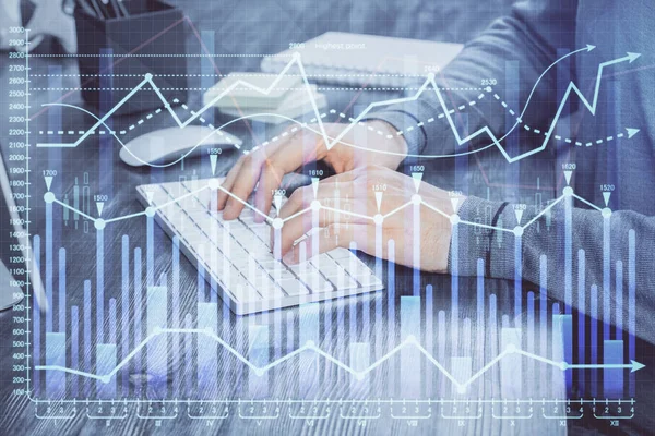 Multi exposição de gráfico de mercado com o homem que trabalha no computador em segundo plano. Conceito de análise financeira . — Fotografia de Stock