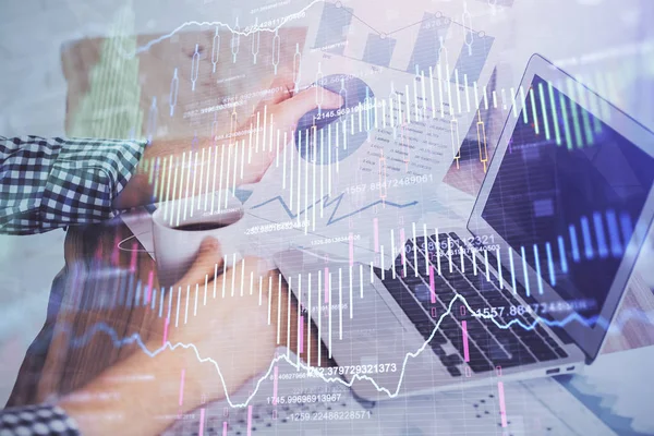 Mehrfachbelichtung des Marktdiagramms mit einem Mann, der am Computer im Hintergrund arbeitet. Konzept der Finanzanalyse. — Stockfoto