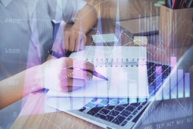 Finansal grafikler WOMANS el notları arka plan alarak görüntülenir. Araştırma kavramı. Çift Pozlama