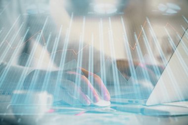 Arka planda bilgisayarda çalışan bir adamla ön x grafiğine iki kez maruz kalıyoruz. Pazar analizi kavramı.