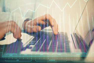 Arka planda bilgisayarda çalışan bir adamla piyasa grafiği iki katına çıktı. Mali analiz kavramı.