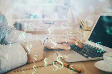 Arka planda bilgisayar üzerinde çalışan adam ile borsa grafiği çoklu pozlama. Finansal analiz kavramı.