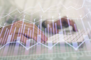 Arka planda ofiste bilgisayarda yazan adam ile grafik çift pozlama. Sıkı çalışma kavramı.