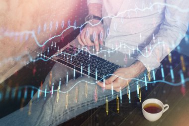 Arka planda ofiste bilgisayarda çalışan işadamı ile Forex grafiği. Analiz kavramı. Çift Pozlama.