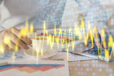 Arka planda ofiste bilgisayarda çalışan işadamı ile Forex grafiği. Sert çalışma kavramı. Çift Pozlama.