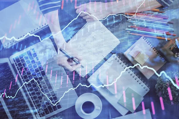 Cuadro financiero dibujado sobre las manos tomando notas de fondo. Concepto de investigación. Doble exposición — Foto de Stock