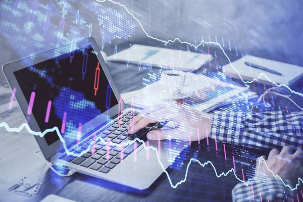 Dubbel exponering av Forex diagram med mannen som arbetar på datorn på bakgrunden. Begreppet marknadsanalys. — Stockfoto