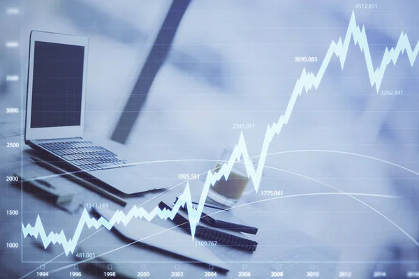 Holograma gráfico de Forex en la tabla con el fondo de la computadora. Exposición múltiple. Concepto de mercados financieros. —  Fotos de Stock