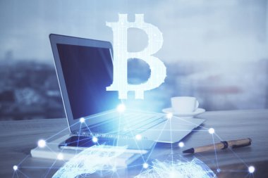 Blockchain temalı holograma ve bilgisayar arkaplanlı masaya çift pozlama. Bitcoin şifreleme para birimi kavramı.