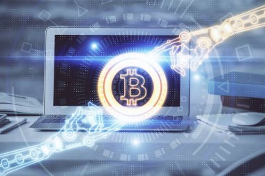 Blockchain temalı holograma ve bilgisayar arkaplanlı masaya çift pozlama. Bitcoin şifreleme para birimi kavramı.