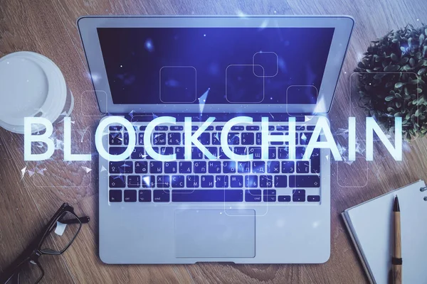 Multi exposição do holograma do tema do blockchain e tabela com fundo do computador. Conceito de moeda criptomoeda bitcoin. — Fotografia de Stock