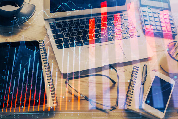 двойная экспозиция диаграммы forex и рабочего пространства с компьютером. концепция международной интернет-торговли.