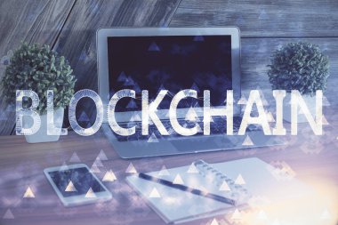 Blockchain temalı holograma ve bilgisayar arkaplanlı masaya çift pozlama. Bitcoin şifreleme para birimi kavramı.