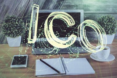 Blockchain temalı holograma ve bilgisayar arkaplanlı masaya çoklu maruz kalma. Bitcoin şifreleme para birimi kavramı.