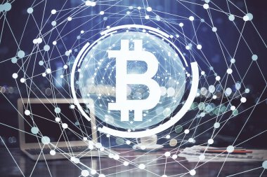 Blockchain temalı holograma ve bilgisayar arkaplanlı masaya çoklu maruz kalma. Bitcoin şifreleme para birimi kavramı.