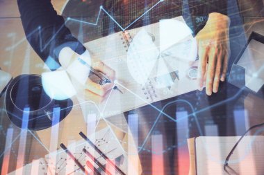 Forex grafik huds ile notlar yapma ellerin çoklu pozlama. Borsa konsepti.