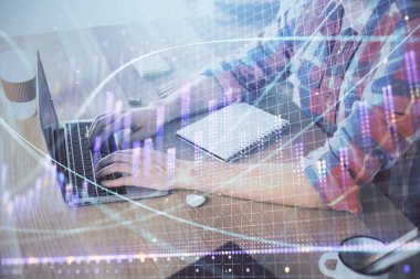 Ön x grafiğinin arka planda bilgisayarda çalışan bir adam ile çoklu pozlandırılması. Pazar analizi kavramı.