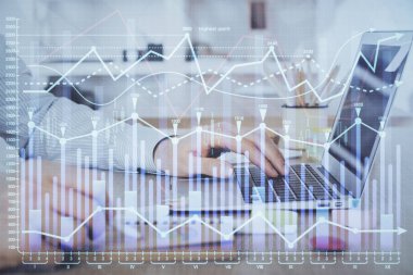 Arka planda bilgisayar üzerinde çalışan adam ile borsa grafiği çoklu pozlama. Finansal analiz kavramı.