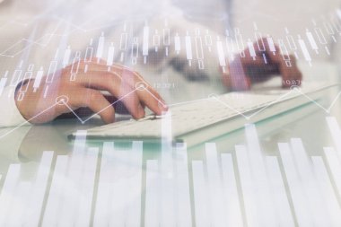 Adam arka planda ofiste bilgisayarda yazarak grafik çift pozlama. Zor iş kavramı. Closeup.