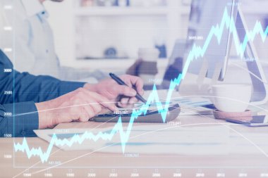 Arka planda ofiste bilgisayarda çalışan işadamı ile Forex grafiği. Sert çalışma kavramı. Closeup. Çoklu pozlama.